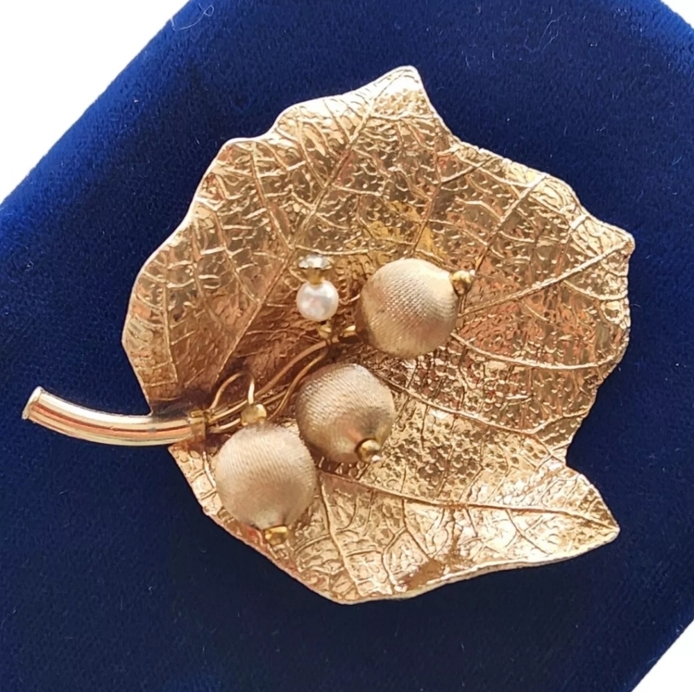 Vintage Signed SA Samsan 1950s Goldtone Leaf & Berries Brooch